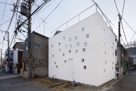 日本72平米镂空小方块多窗口的房子