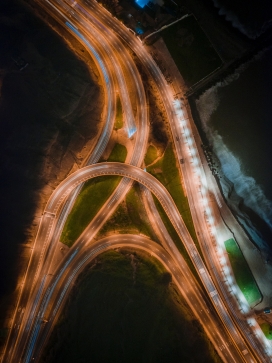 A字型高架桥夜景图