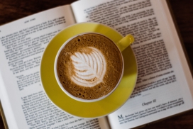 书本上的树形拉花咖啡