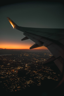 飞机夜空下的城市夜景