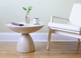 竹岛启先生的现代枫木椅子和桌子