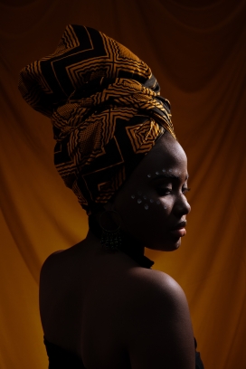 盘头的非洲妇女