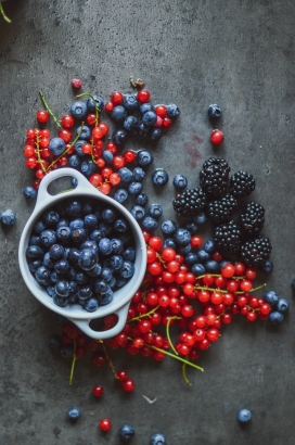 新鲜的蓝莓树莓与茶藨子