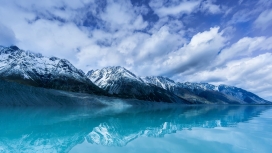 蓝色雪山湖美景