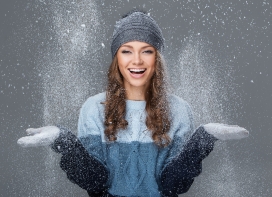 玩雪的圣诞女孩