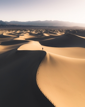 金色沙漠上的行走脚步