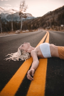 躺在马路上的金发美女