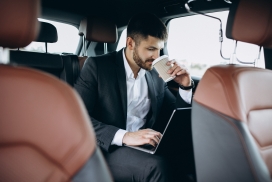 车上喝咖啡移动办公的成功男人