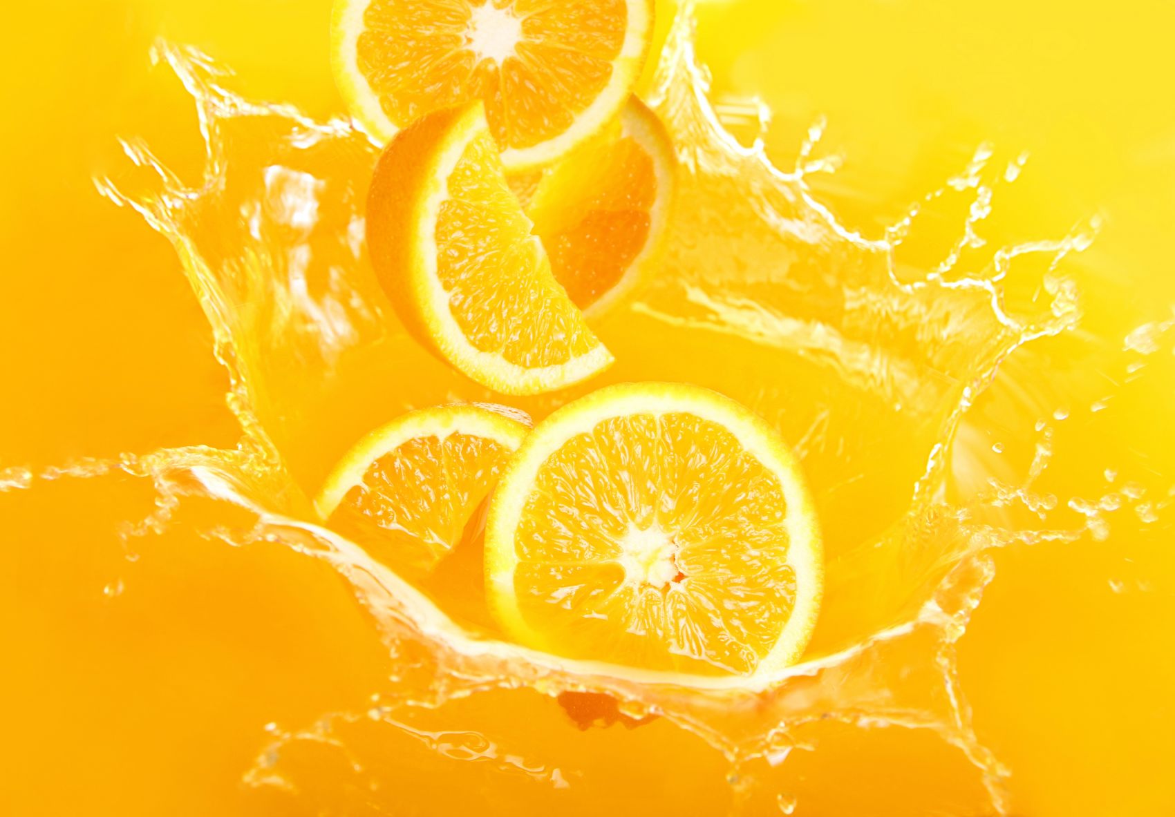 掉入橙汁中的脐橙水果片封面大图