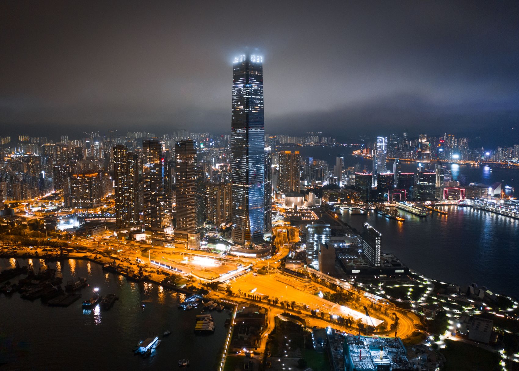 摩天高楼城市夜景图 手机移动版