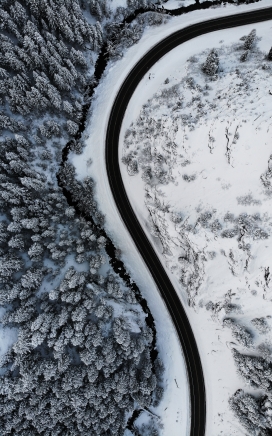 高空俯拍的雪路