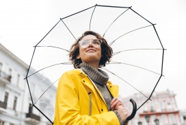 戴眼镜打透明雨伞的美女