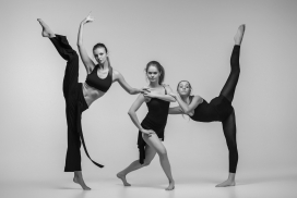 练舞的俄罗斯女子黑白人像图