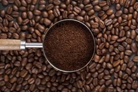 咖啡豆与咖啡粉末