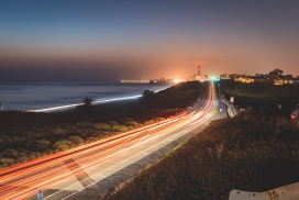 极速的车流夜景图