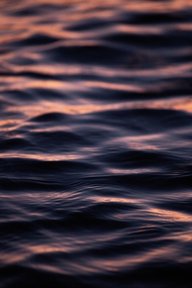 夕阳下的湖面水波图