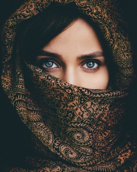 阿拉伯戴头饰的女子