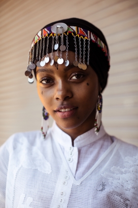 头顶戴满银饰装饰的非洲女人