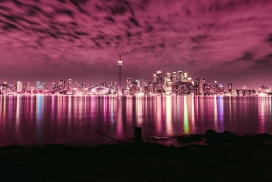 粉红色的城市夜景倒影图
