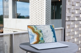 大理石纹路屏保的笔记本电脑