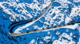 冬季雪山公路