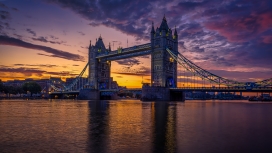 夕阳下伦敦塔桥风景图