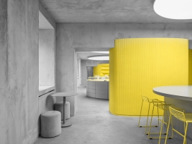 AVGVST-俄罗斯圣彼得堡水泥灰+黄颜色的室内设计