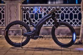 具有无轮毂和指纹锁的未来派电动自行车