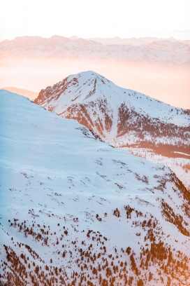 冬季的山脉风景图
