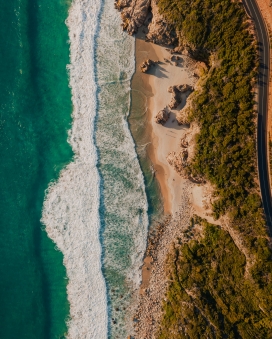 航拍的蓝海海岸线