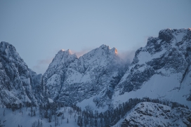 冬季雪山山峰图片