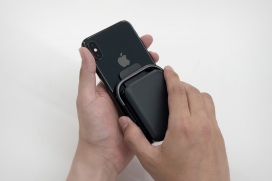 可以作为智能手机支架的iPhone MagSafe无线充电设备