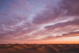 彩霞下的沙丘图片