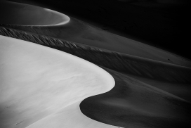 沙丘脊背黑白摄影图