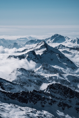 壮观的冬季雪山群山图片