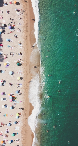 高空航拍的蓝色海滩图