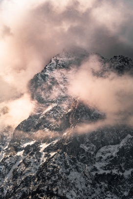 雾气中的雪山图片