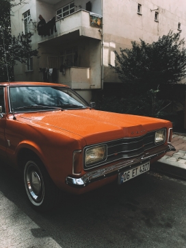 橙色复古老爷车