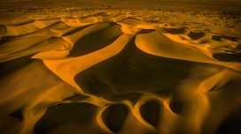 金色沙漠山丘图