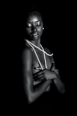 戴白色珍珠的非洲女子黑白图片