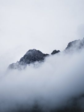 山后的白云白雾图片