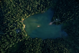 高空俯拍的森林湖泊