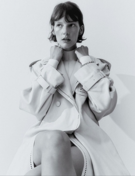 萨拉·布洛姆奎斯特-《Vogue》波兰-具有现代感的剪裁服装
