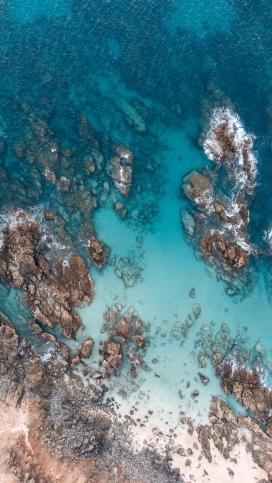 蓝色礁石岛屿风景