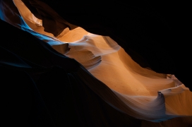 美丽的丹霞地貌洞穴图