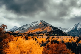 秋冬季节的雪山风景图