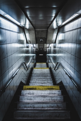 夜晚地铁楼梯通道图片