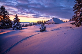 紫色雪山小屋风景图