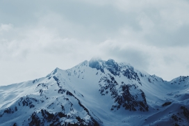 灰白色的雪山风景图