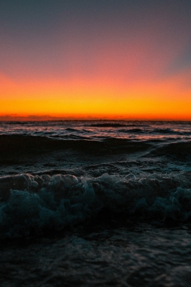 夕阳下的海潮图